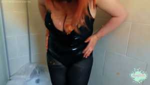 penny-fills-her-swimsuit-with-spaghetti_