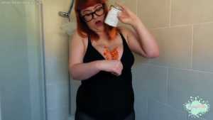 penny-fills-her-swimsuit-with-spaghetti_