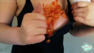 penny-fills-her-swimsuit-with-spaghetti_