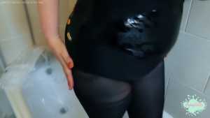 penny-fills-her-swimsuit-with-spaghetti_