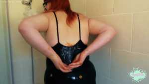 penny-fills-her-swimsuit-with-spaghetti_