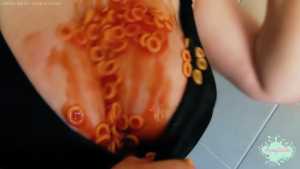 penny-fills-her-swimsuit-with-spaghetti_