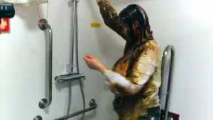 penny-scrubs-treacle-off-her-naked-body_