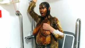 penny-scrubs-treacle-off-her-naked-body_