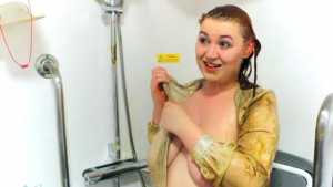 penny-scrubs-treacle-off-her-naked-body_